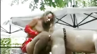 Писсинг, минет и фистинг попки во время бурной групповухи на улице