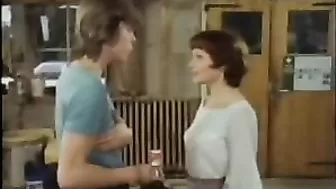 Пока женушка сосет писюн молодому пареньку супруг прекрасно жарит в волосатку любовницу